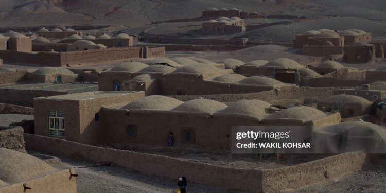 هرات یو سړی د هرات په ادرسکن ولسوالۍ کې خپله مېرمن غاړه پرې کړې ده.