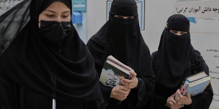 د خلکو په مخکې د دورې سزا؛ په درې ولايتونو کې ښځې او سړي په دورو وهلی شوي دي