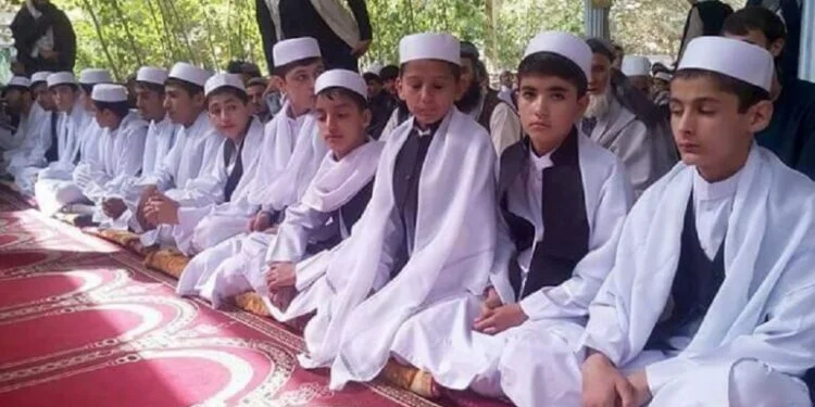 دستور تازه‌ی طالبان؛ پسران باید کلاه و لباس سفید و دختران تا صنف ششم چادر سفید بپوشند