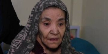 یک زن پس از بیست‌وپنج سال، از حبس خانه‌گی برادرش آزاد شده است