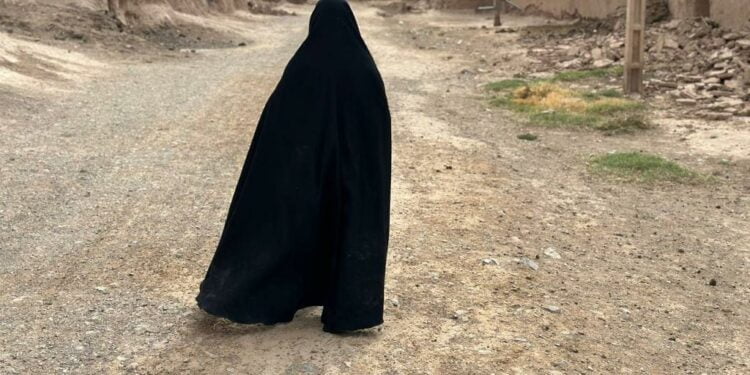 گفت‌وگو با حنیفه؛ آواره‌گی زنان زلزله‌زده و دلهره‌ای که تمامی ندارد