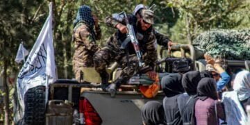 زنان درمانده و مردان نظاره‌گر؛ روایتی از بازداشت دختران توسط طالبان