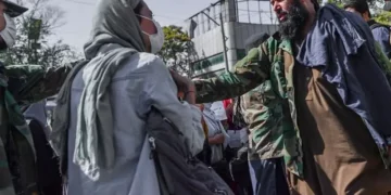 خالد حنفی مدعی تلاش برای اعطای حقوق زنان افغانستان شده است