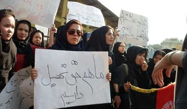 دانشآموزان افغان در شهر شیراز، دست به اعتراض زدهاند