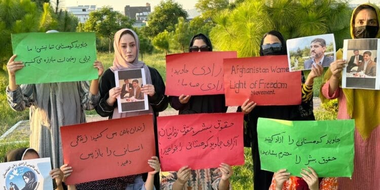 شماری از زنان معترض افغان در پاکستان، خواستار رهایی فوری جاوید کوهستانی از بند طالبان شدند
