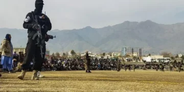 مجازات در برابر چشم مردم؛ طالبان دو تن را به اتهام راه‌زنی در ننگرهار شلاق زدند