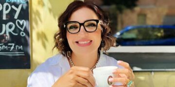 شعرهایم عرصه‌ی ثبت رنج‌های زنان و تبدیل خاموشی به صداست؛ گفت‌وگویی با مژگان ساغر