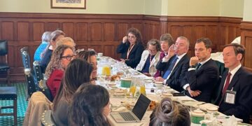 ریچارد لندسی: بریتانیا به پشتیبانی از زنان افغانستان ادامه میدهد