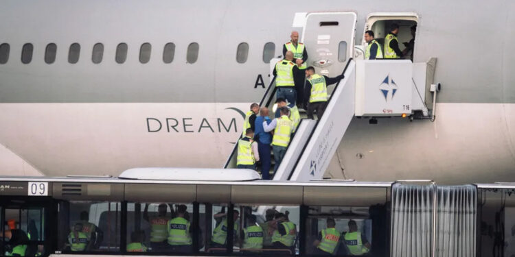 اتحادیه اروپا در حال بررسی اخراج مهاجران افغانستان است