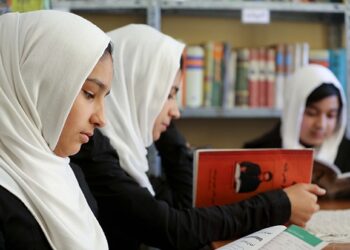 دیدبان حقوق افغانستان: جامعه‌ی جهانی باید برای بازگرداندن حق آموزش کنار دختران بایستد