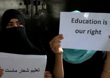 حذف زنان از زندگی عمومی؛ رؤیاهای دختران چه گونه سقوط می‌کند؟