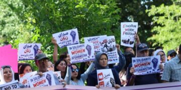 شماری از شهروندان افغانستان در حمایت از زنان در واشنگتن گردهم‌آیی کردند