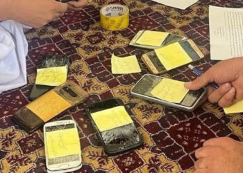 مرکز خبرنگاران افغانستان: ممنوعیت استفاده از گوشی هوش‌مند دست‌رسی به اطلاعات را محدودتر می‌کند