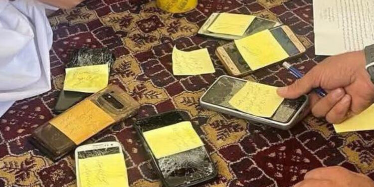 مرکز خبرنگاران افغانستان: ممنوعیت استفاده از گوشی هوش‌مند دست‌رسی به اطلاعات را محدودتر می‌کند