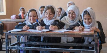 دیدبان حقوق افغانستان: دختران افغانستان هنوز در انتظار یک صنف درسی استند